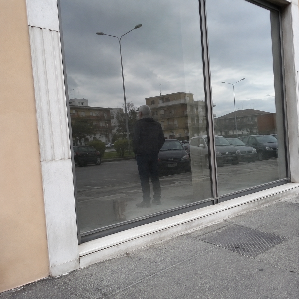 Controllare il riflesso prima di attraversare la strada.