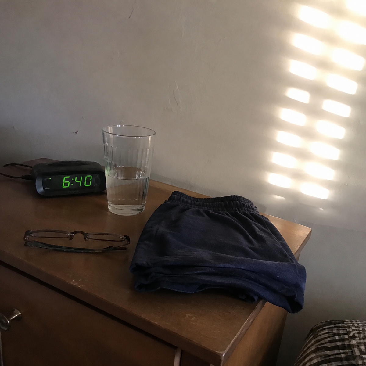 La mattina, sul comodino, come una mutanda qualsiasi.